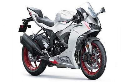 BOATZON | 2025 Kawasaki Ninja ZX6R Base  Pearl Robotic White  Metallic Graphite Gray