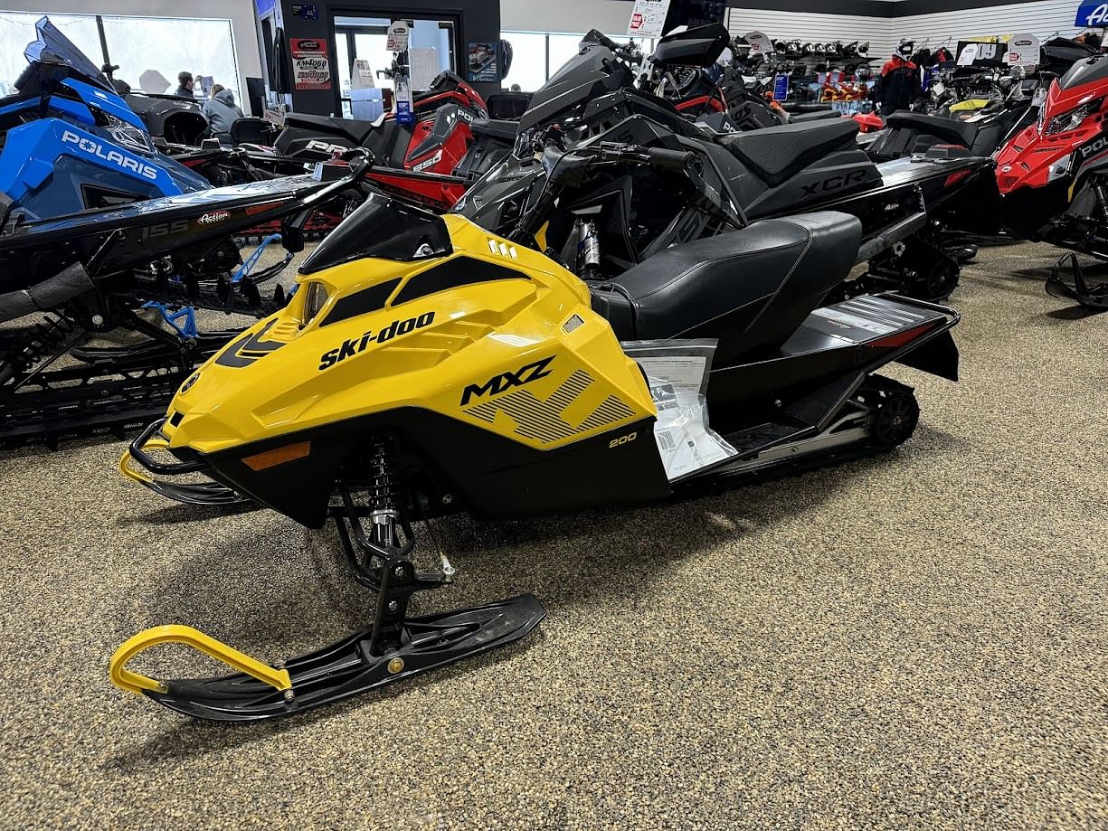 サンダル KODAK 25SS BREEZE MULE YELLOW 2025 Ski-Doo MXZ® 200 | HK Powersports