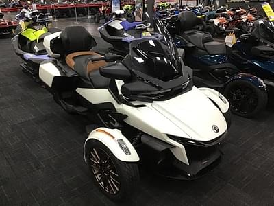 BOATZON | Can-Am® RD SPYDER RT STS 1330 SE6 WH SE 24 2024
