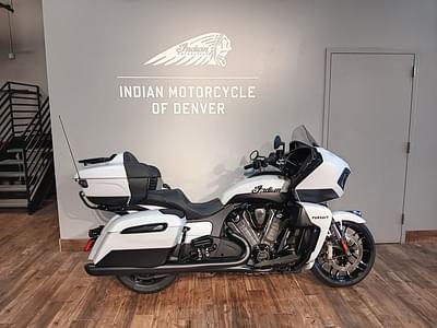 BOATZON | Indian Motorcycle® Pursuit Dark Horse wPowerBand Audio Pkg Icon Ghost White Metallic Smoke 2024