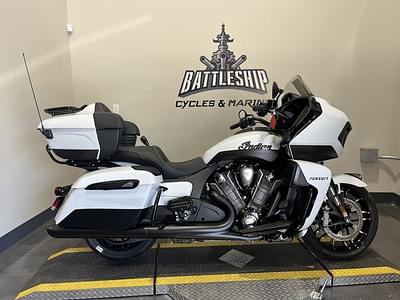 BOATZON | Indian Motorcycle® Pursuit Dark Horse wPowerBand Audio Pkg Icon Ghost White Metallic Smoke 2024