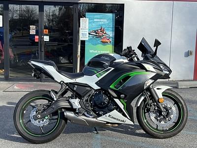 BOATZON | Kawasaki Ninja 650 Pearl Robotic WhiteMetallic Carbon Gray 2022