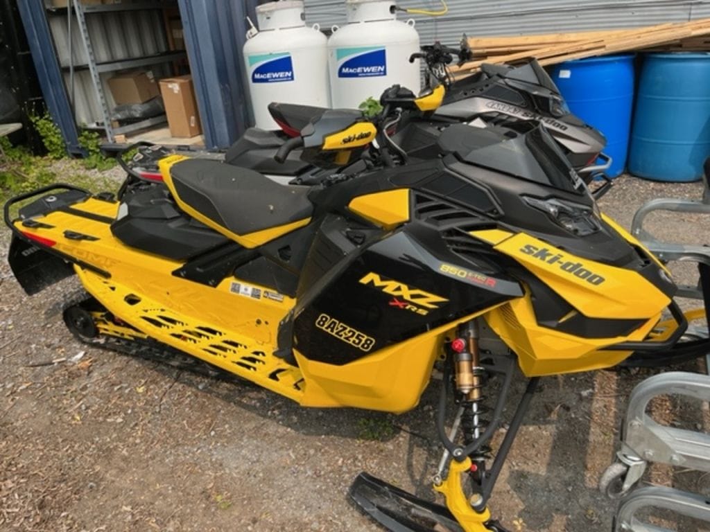 ski-doo-mxz-xrs-with-