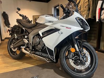 BOATZON | Triumph Daytona 660 Snowdonia WhiteSapphire Black 2025